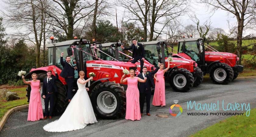 Una mujer irlandesa cumplió un sueño de la infancia al llegar a una boda en un tractor rojo Una mujer irlandesa cumplió un sueño de la infancia al llegar a una boda en un tractor rojo