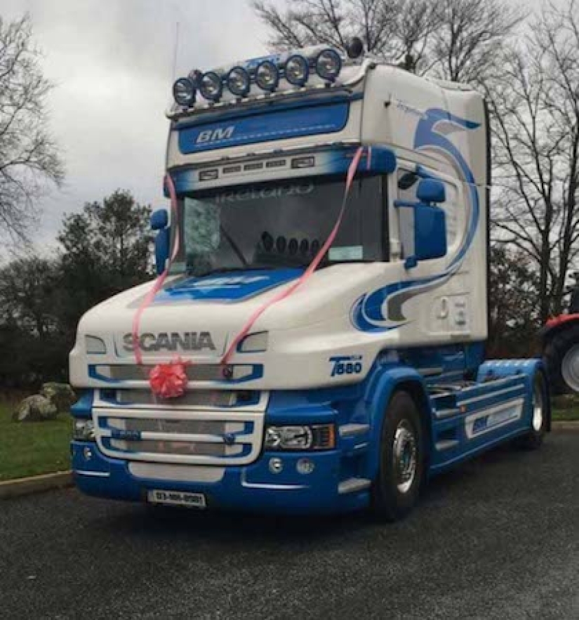 Una mujer irlandesa cumplió un sueño de la infancia al llegar a una boda en un tractor rojo Una mujer irlandesa cumplió un sueño de la infancia al llegar a una boda en un tractor rojo
