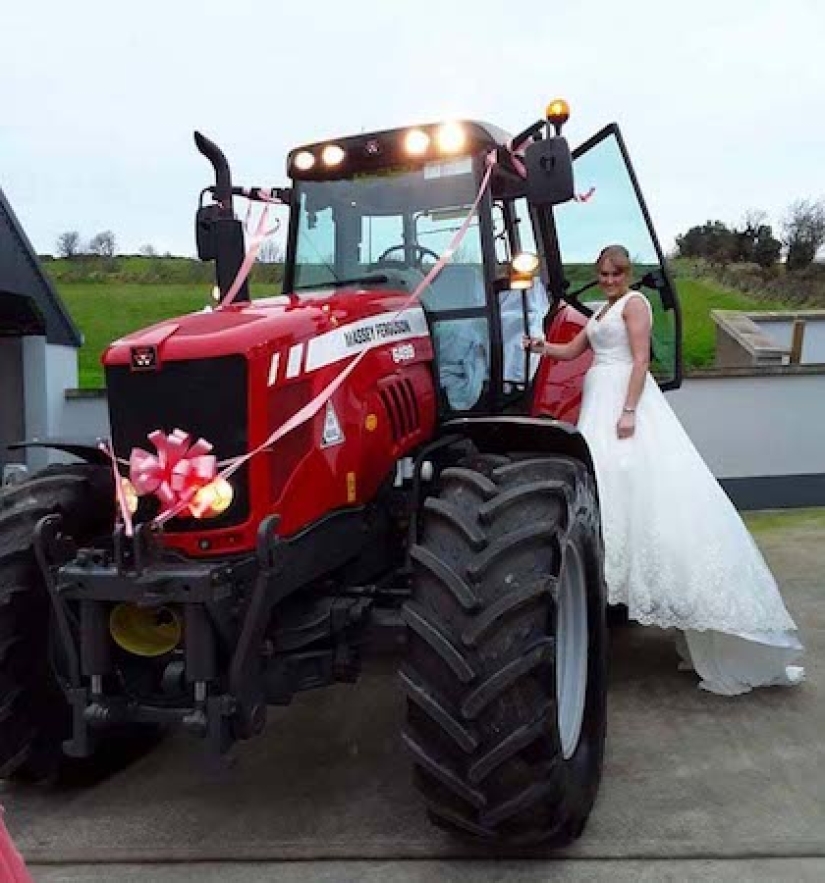 Una mujer irlandesa cumplió un sueño de la infancia al llegar a una boda en un tractor rojo Una mujer irlandesa cumplió un sueño de la infancia al llegar a una boda en un tractor rojo