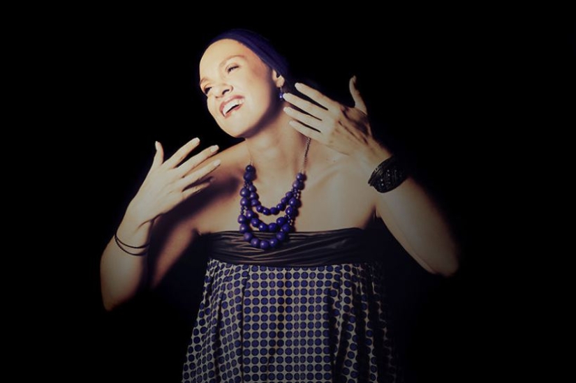 Una mujer reencarnada sin ayuda como 15 personalidades famosas Una mujer reencarnada sin ayuda como 15 personalidades famosas