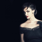 Una mujer reencarnada sin ayuda como 15 personalidades famosas