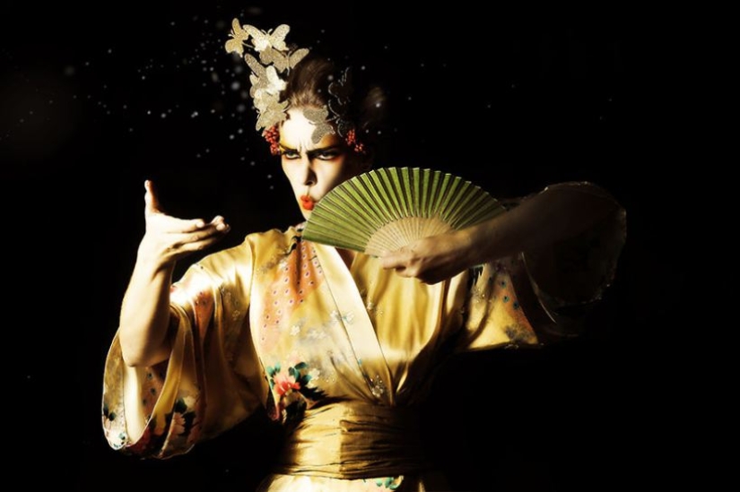 Una mujer reencarnada sin ayuda como 15 personalidades famosas Una mujer reencarnada sin ayuda como 15 personalidades famosas