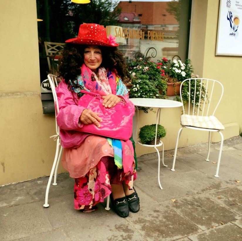 Una mujer sin hogar de 80 años de Vilna se ha convertido en una celebridad local y en un verdadero icono de estilo