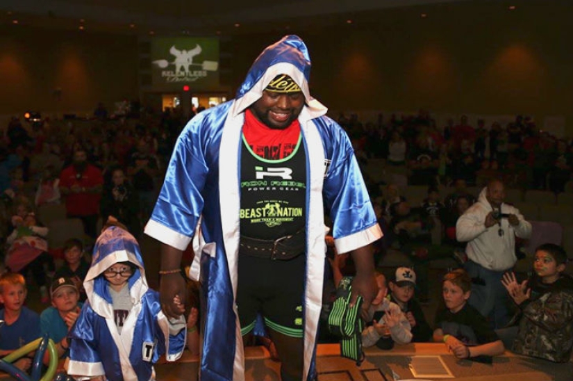 Una niña con una enfermedad rara se hace amiga de un hombre fuerte apodado la Bestia. Una niña con una enfermedad rara se hace amiga de un hombre fuerte apodado la Bestia.