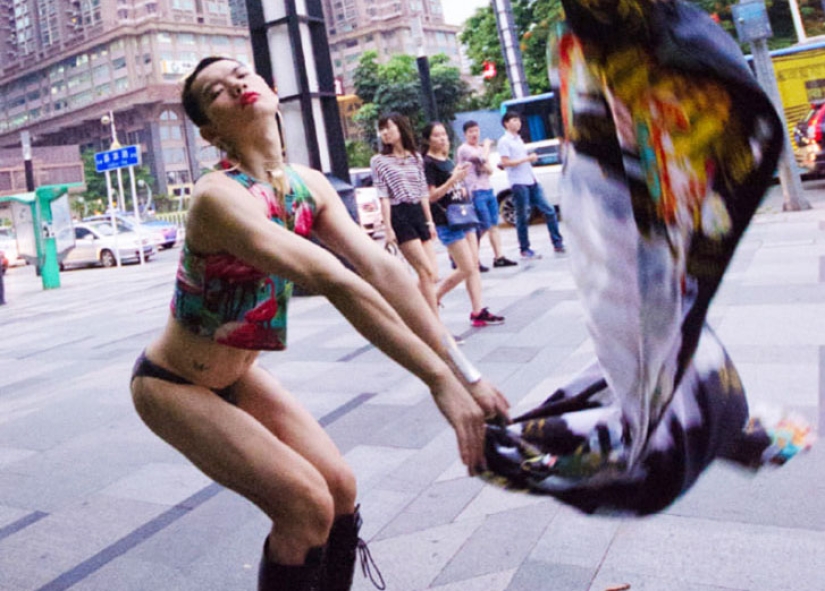 Una travesti china que no puede ir a la tienda