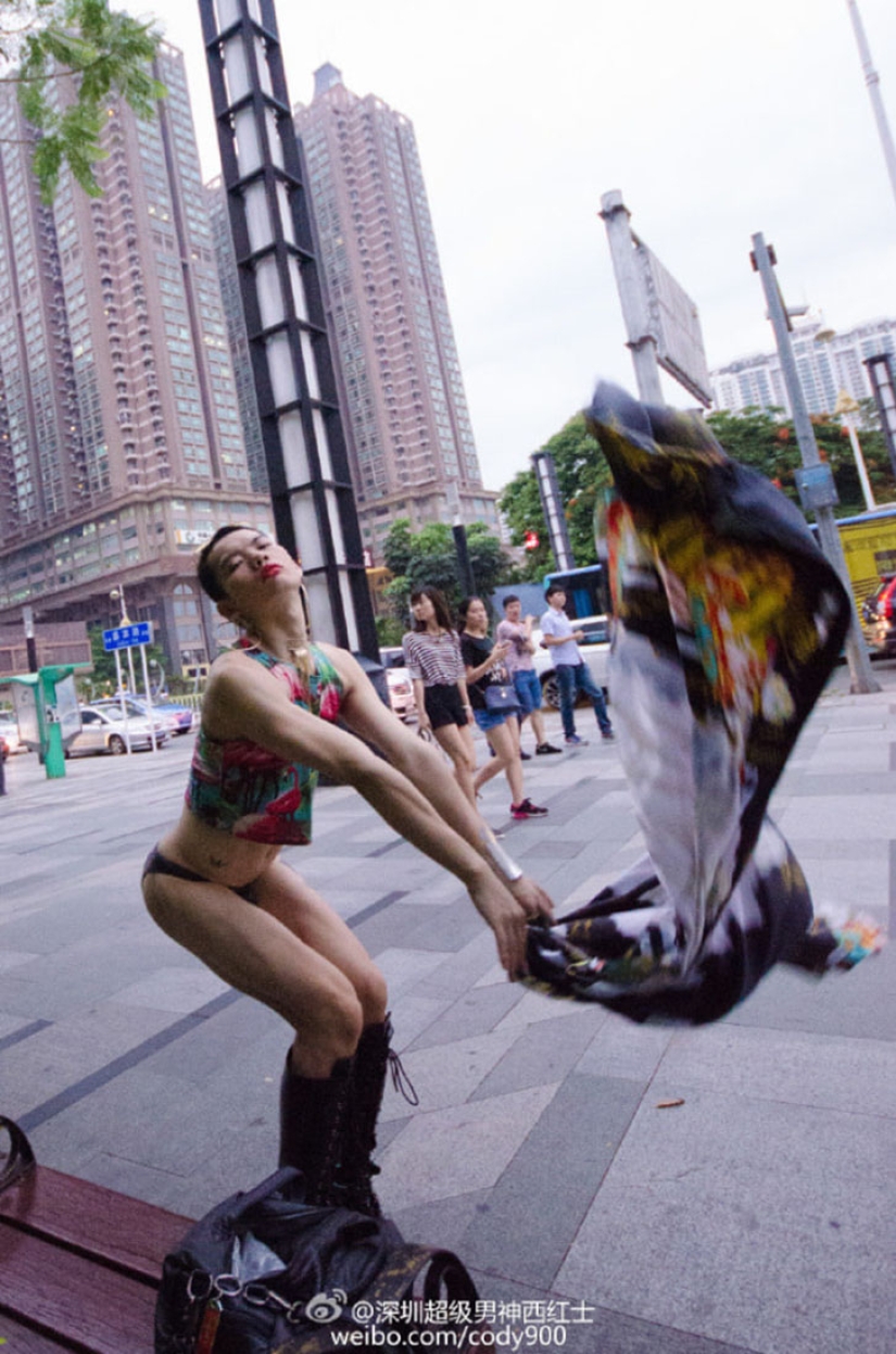 Una travesti china que no puede ir a la tienda