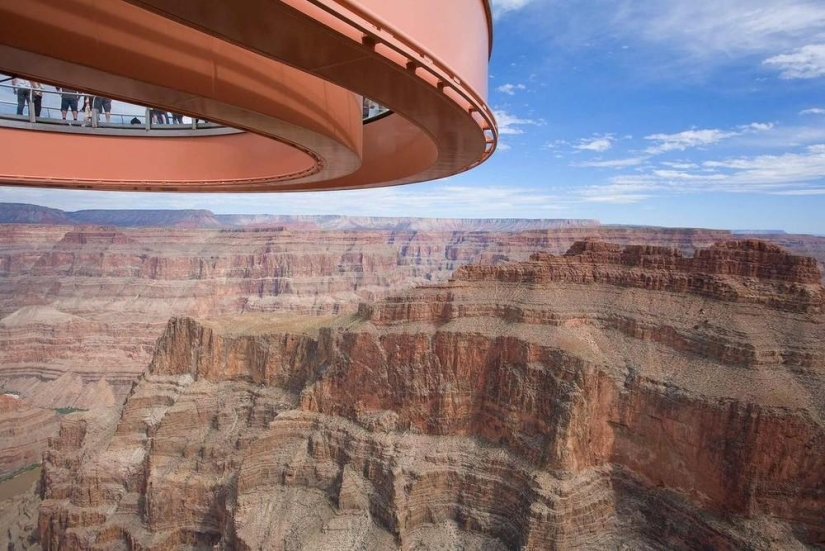 Una vista vertiginosa: la plataforma de cristal sobre el Gran Cañón