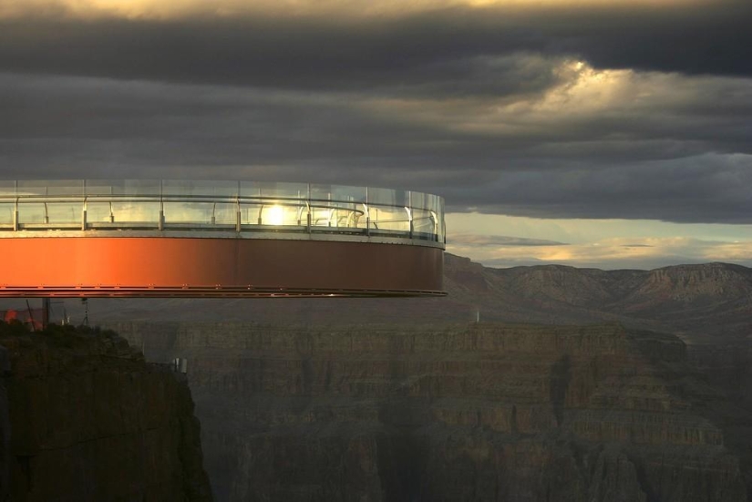 Una vista vertiginosa: la plataforma de cristal sobre el Gran Cañón