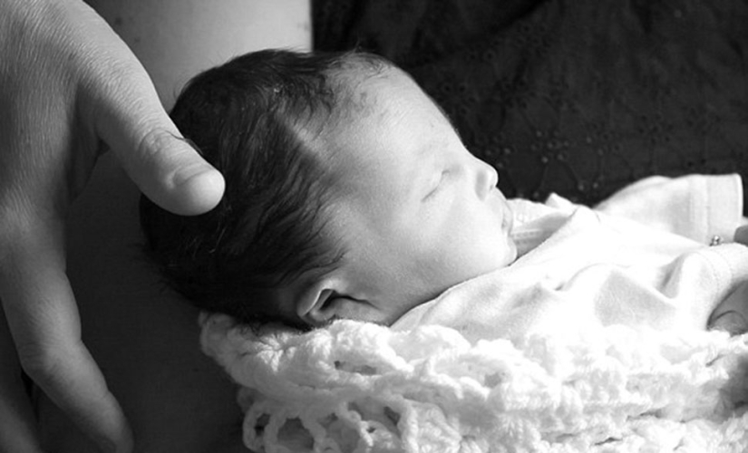 Unbearably sad photo shoot about how a family nurses a dead daughter who has lived only an hour