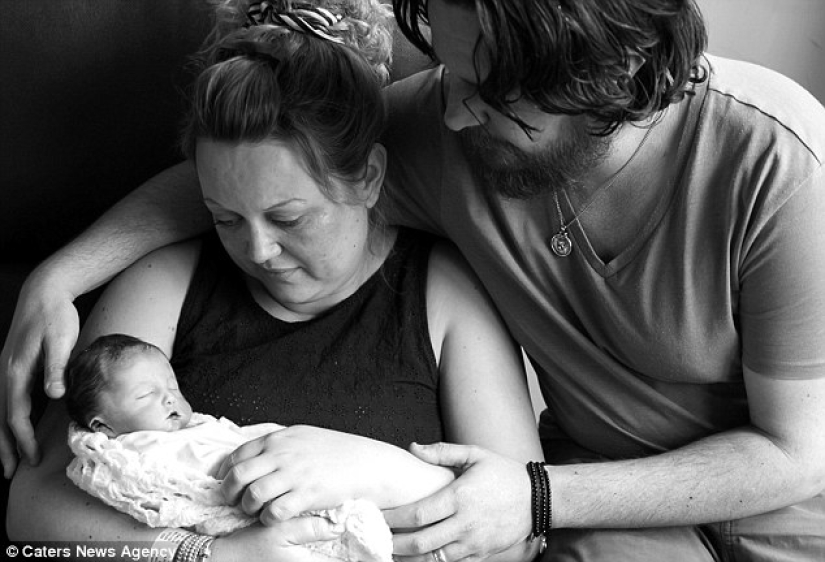Unbearably sad photo shoot about how a family nurses a dead daughter who has lived only an hour