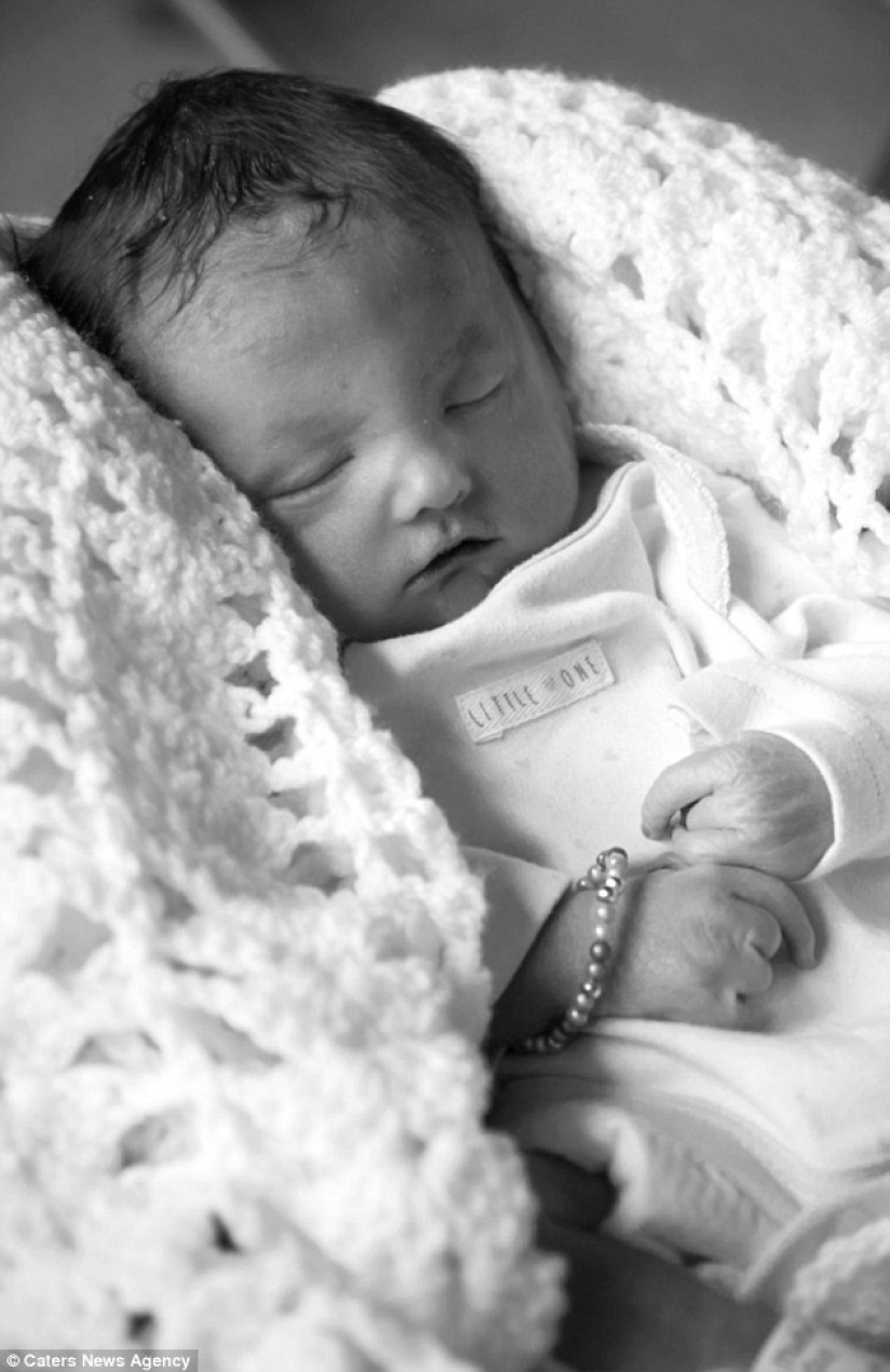 Unbearably sad photo shoot about how a family nurses a dead daughter who has lived only an hour