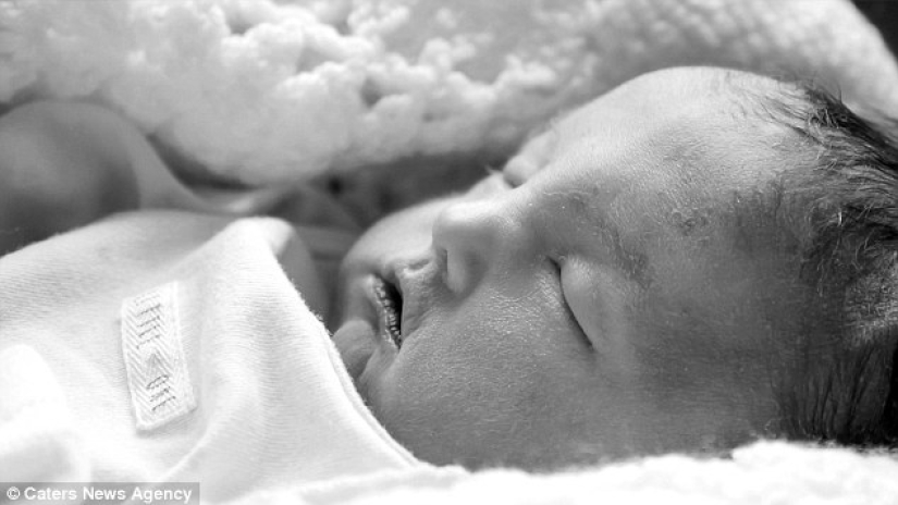 Unbearably sad photo shoot about how a family nurses a dead daughter who has lived only an hour