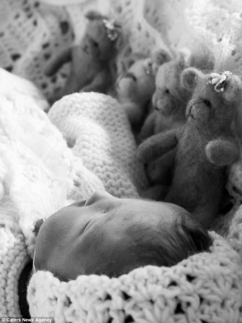 Unbearably sad photo shoot about how a family nurses a dead daughter who has lived only an hour
