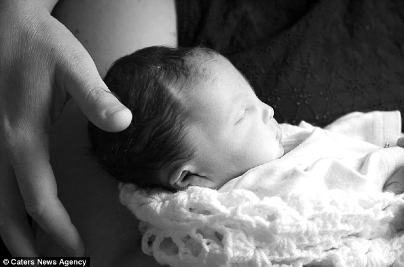 Unbearably sad photo shoot about how a family nurses a dead daughter who has lived only an hour