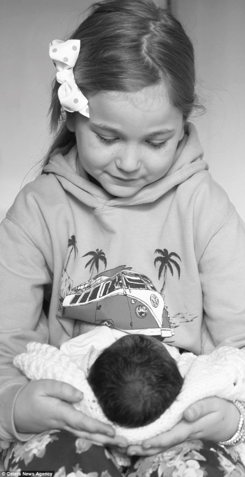 Unbearably sad photo shoot about how a family nurses a dead daughter who has lived only an hour
