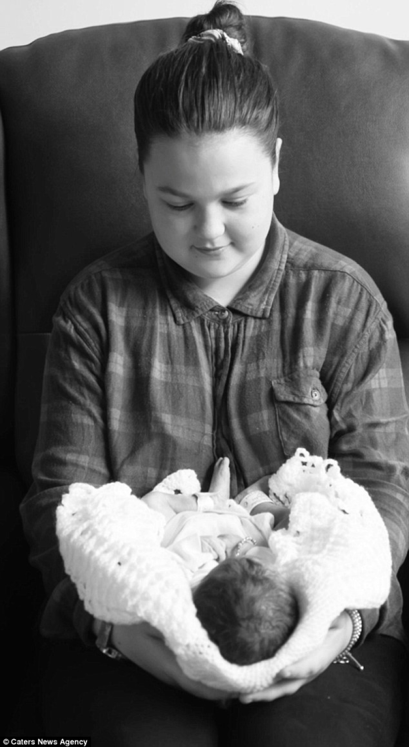 Unbearably sad photo shoot about how a family nurses a dead daughter who has lived only an hour