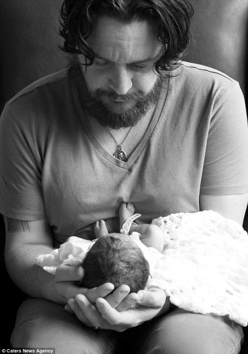 Unbearably sad photo shoot about how a family nurses a dead daughter who has lived only an hour