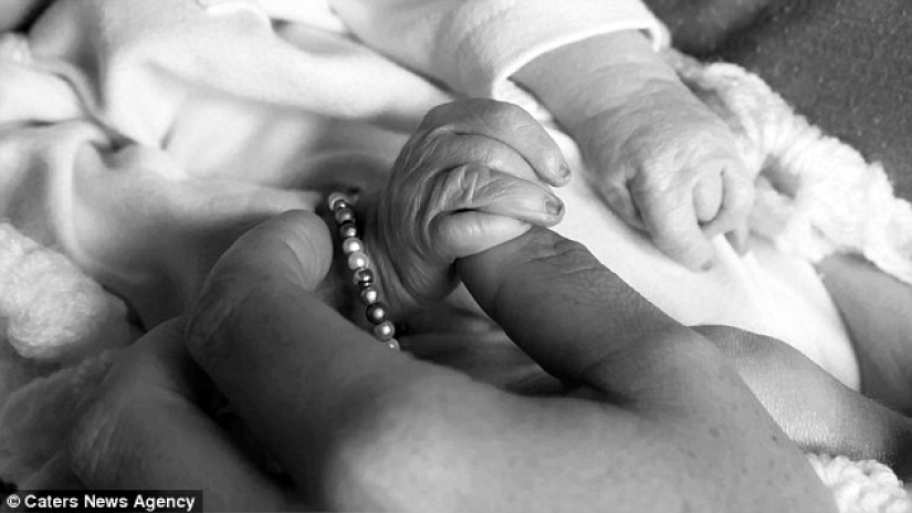 Unbearably sad photo shoot about how a family nurses a dead daughter who has lived only an hour