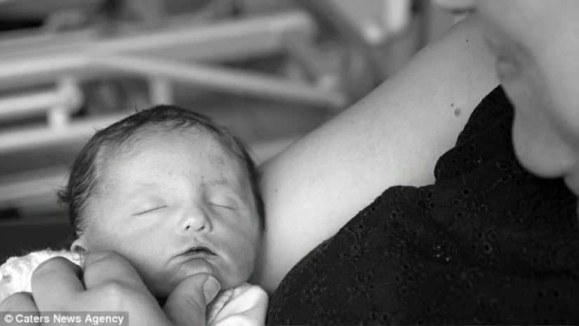 Unbearably sad photo shoot about how a family nurses a dead daughter who has lived only an hour