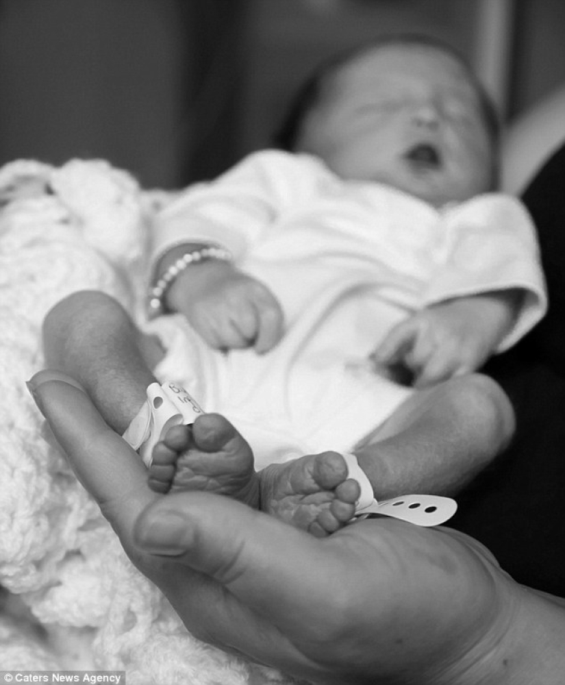 Unbearably sad photo shoot about how a family nurses a dead daughter who has lived only an hour