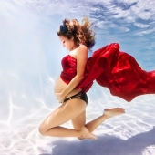 Underwater mothers - charming photos of the American master