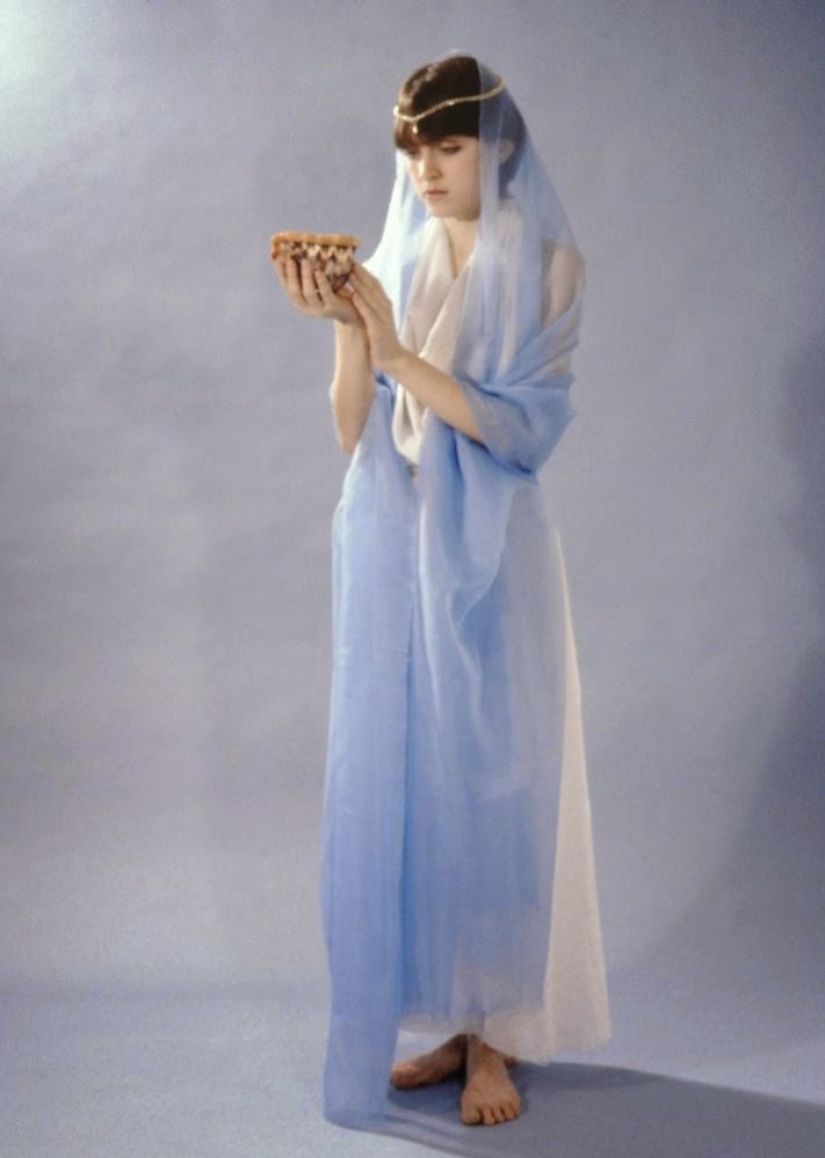 Unknown footage from the candid photo shoot of 18-year-old Madonna