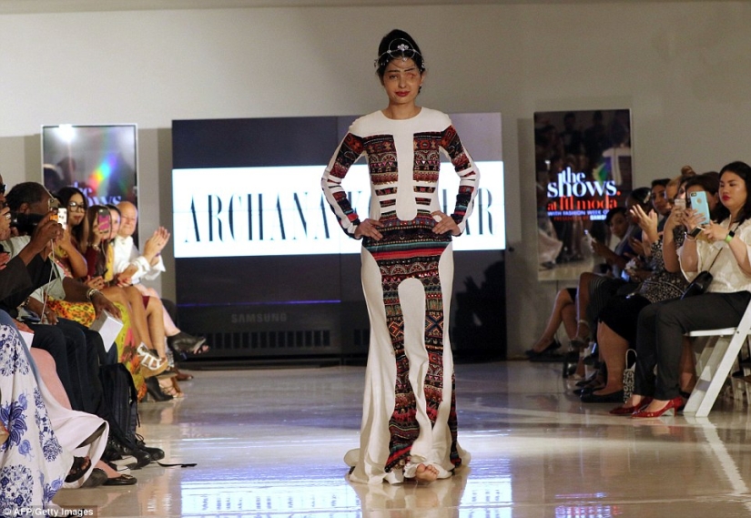 Víctima de fumigación ácida caminó por la pasarela en la Semana de la Moda de Nueva York