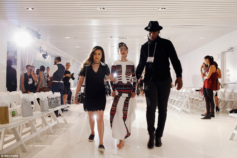 Víctima de fumigación ácida caminó por la pasarela en la Semana de la Moda de Nueva York