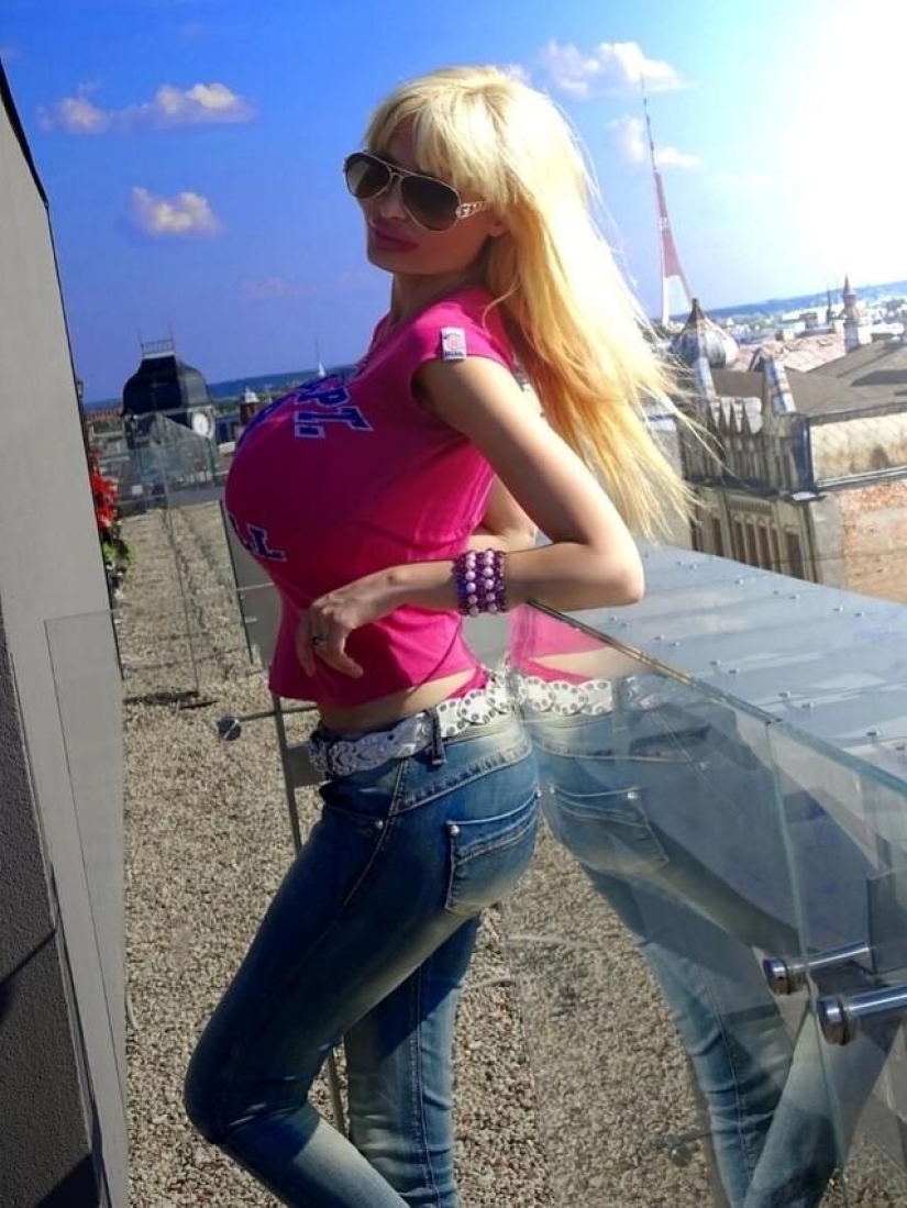 Victoria Wilde es una modelo francesa que se ha transformado en una muñeca sexual viviente a través de una cirugía plástica. Victoria Wilde es una modelo francesa que se ha transformado en una muñeca sexual viviente a través de una cirugía plástica.