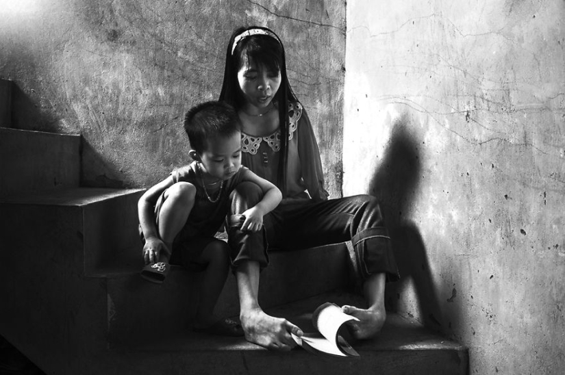 Vietnamese woman born without arms lives a normal life and takes care of her nephew Vietnamese woman born without arms lives a normal life and takes care of her nephew