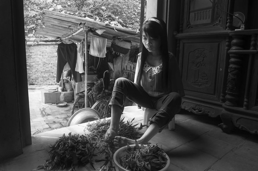 Vietnamese woman born without arms lives a normal life and takes care of her nephew Vietnamese woman born without arms lives a normal life and takes care of her nephew