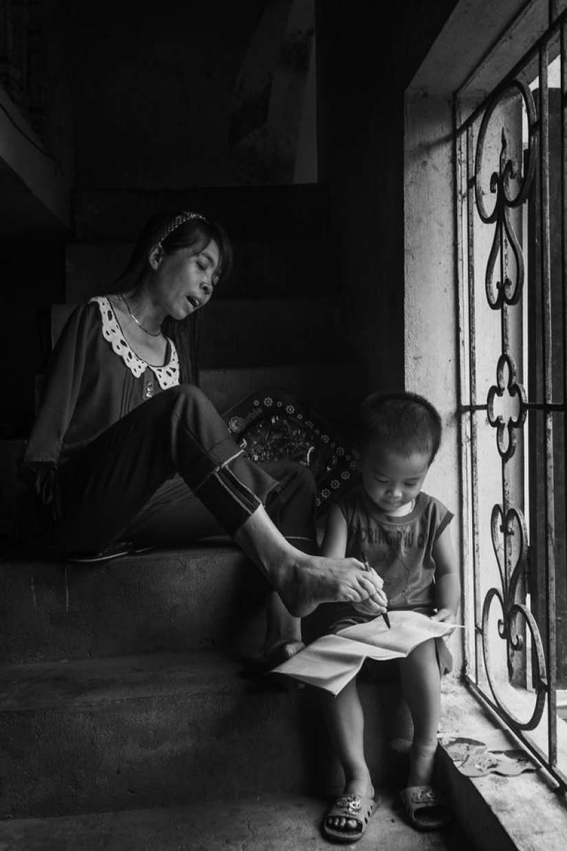Vietnamese woman born without arms lives a normal life and takes care of her nephew Vietnamese woman born without arms lives a normal life and takes care of her nephew