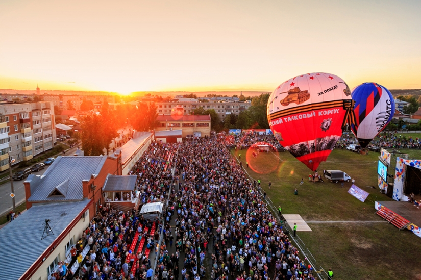 Vista desde la canasta: "Feria Celestial de los Urales" en la región de Perm Vista desde la canasta: "Feria Celestial de los Urales" en la región de Perm