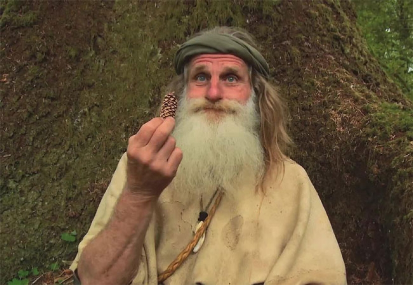 Vive en el bosque, no usa zapatos y se cepilla los dientes con una piña