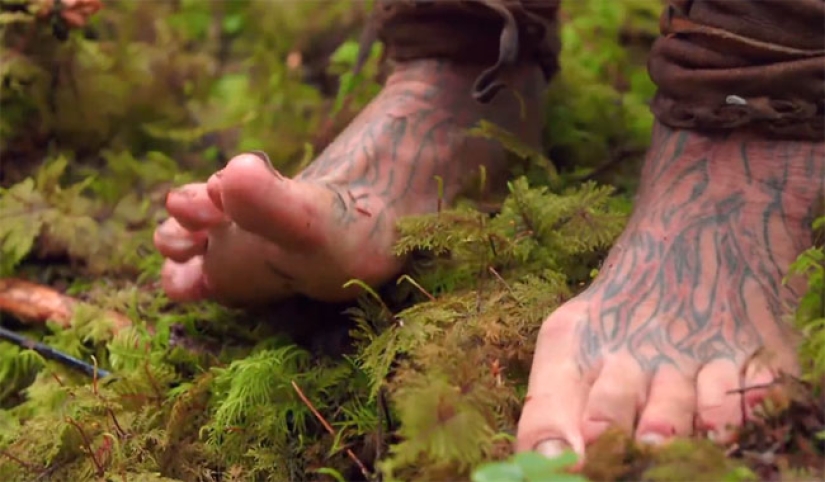 Vive en el bosque, no usa zapatos y se cepilla los dientes con una piña