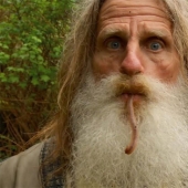 Vive en el bosque, no usa zapatos y se cepilla los dientes con una piña