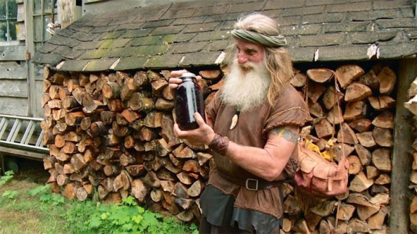 Vive en el bosque, no usa zapatos y se cepilla los dientes con una piña