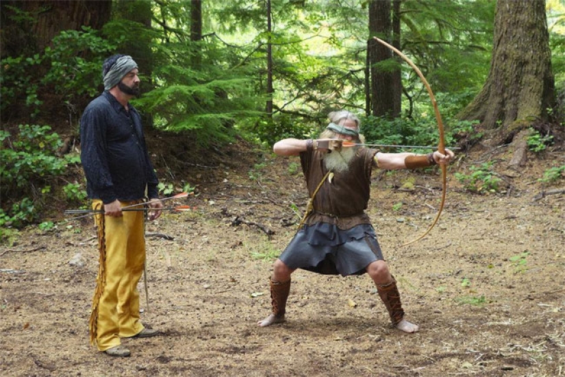 Vive en el bosque, no usa zapatos y se cepilla los dientes con una piña