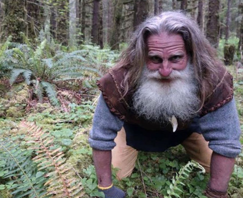 Vive en el bosque, no usa zapatos y se cepilla los dientes con una piña