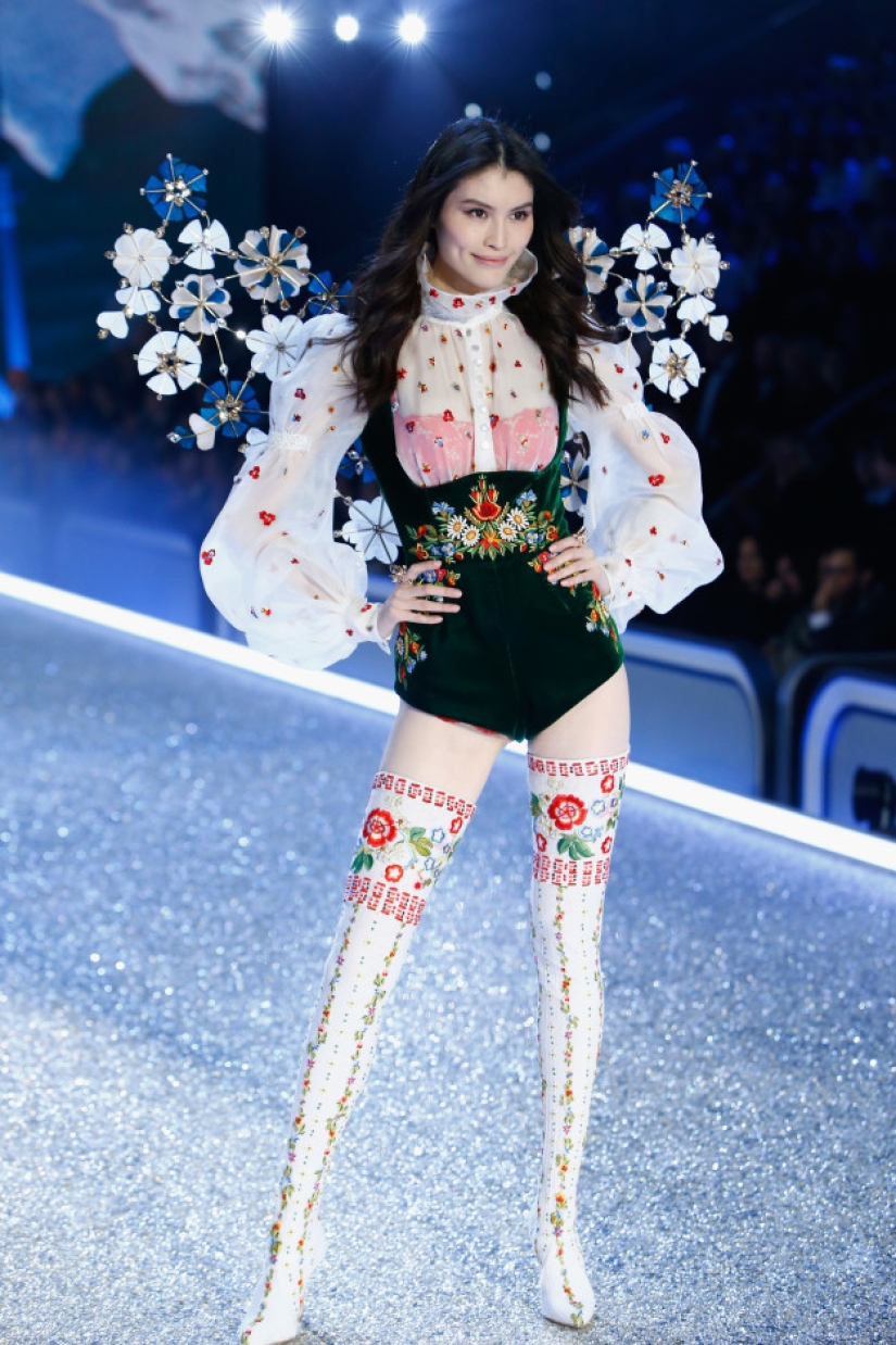 Vivid images from the Victoria's Secret underwear show 2016 in Paris