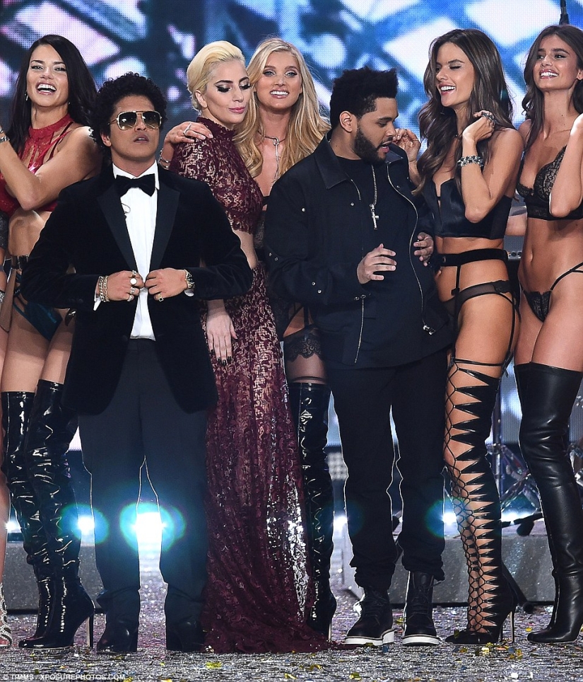Vivid images from the Victoria's Secret underwear show 2016 in Paris