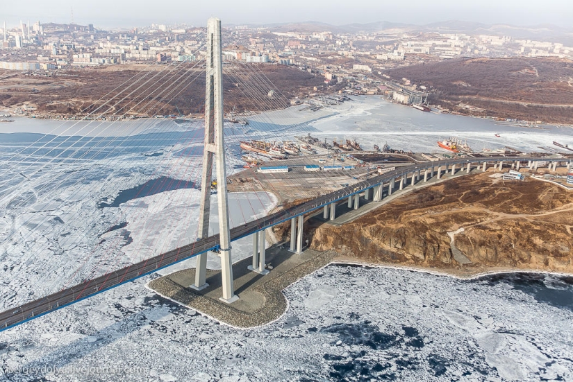 Vladivostok, isla rusa y la costa desde un helicóptero Vladivostok, isla rusa y la costa desde un helicóptero