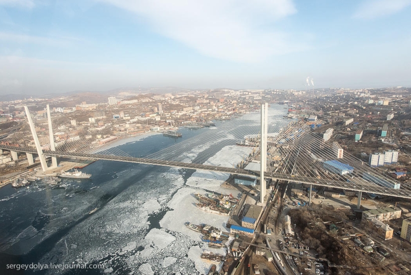 Vladivostok, isla rusa y la costa desde un helicóptero Vladivostok, isla rusa y la costa desde un helicóptero