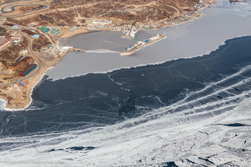 Vladivostok, isla rusa y la costa desde un helicóptero Vladivostok, isla rusa y la costa desde un helicóptero