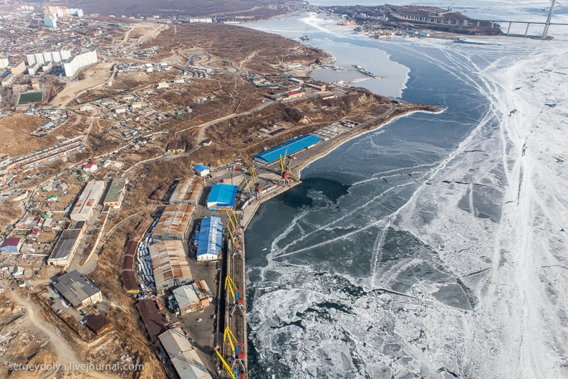 Vladivostok, isla rusa y la costa desde un helicóptero Vladivostok, isla rusa y la costa desde un helicóptero