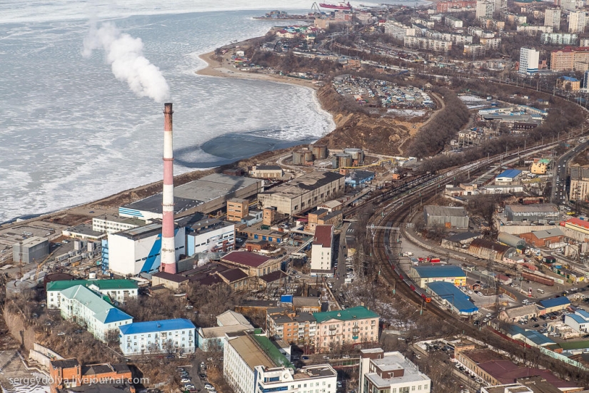 Vladivostok, isla rusa y la costa desde un helicóptero Vladivostok, isla rusa y la costa desde un helicóptero