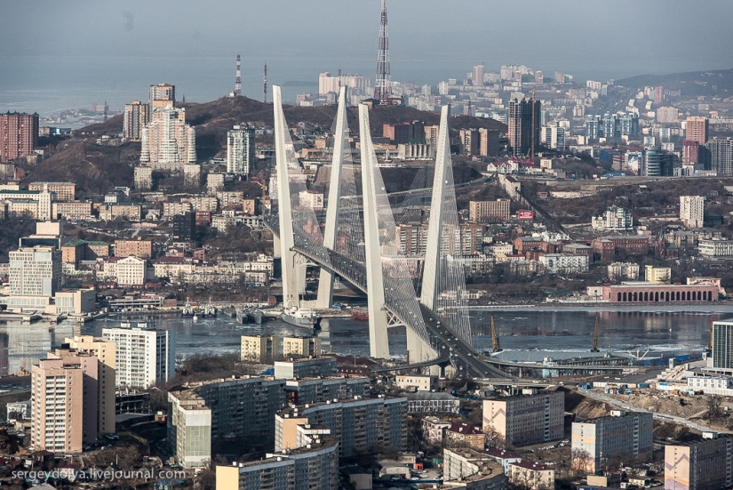 Vladivostok, isla rusa y la costa desde un helicóptero Vladivostok, isla rusa y la costa desde un helicóptero