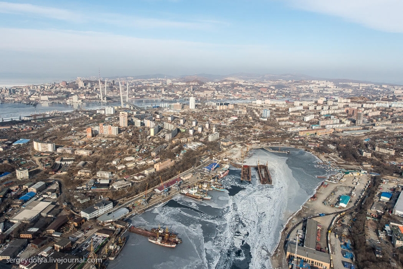 Vladivostok, isla rusa y la costa desde un helicóptero Vladivostok, isla rusa y la costa desde un helicóptero