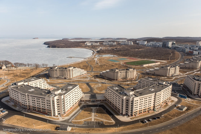 Vladivostok, isla rusa y la costa desde un helicóptero Vladivostok, isla rusa y la costa desde un helicóptero