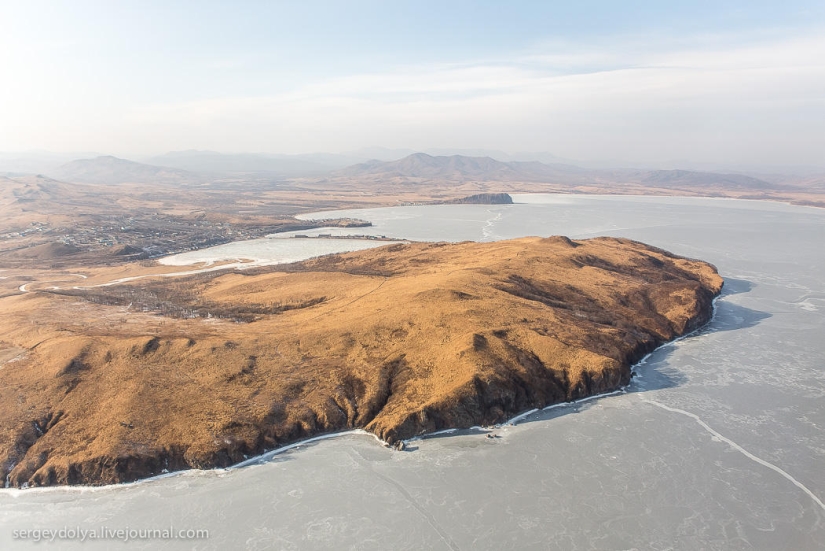 Vladivostok, isla rusa y la costa desde un helicóptero Vladivostok, isla rusa y la costa desde un helicóptero